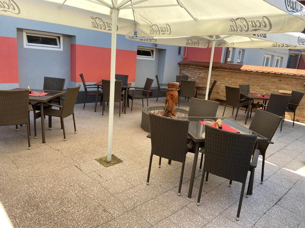 A Restaurace Na Jizdarne Гостьовий будинок *