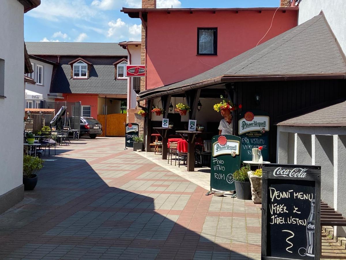 A Restaurace Na Jizdarne Гостьовий будинок *