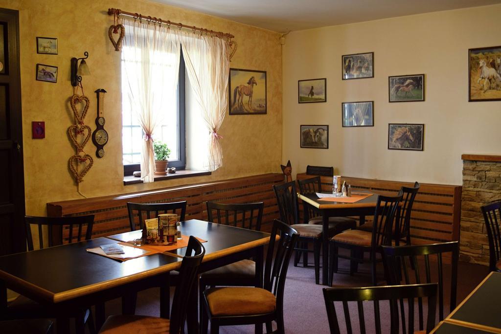 A Restaurace Na Jizdarne Гостьовий будинок
