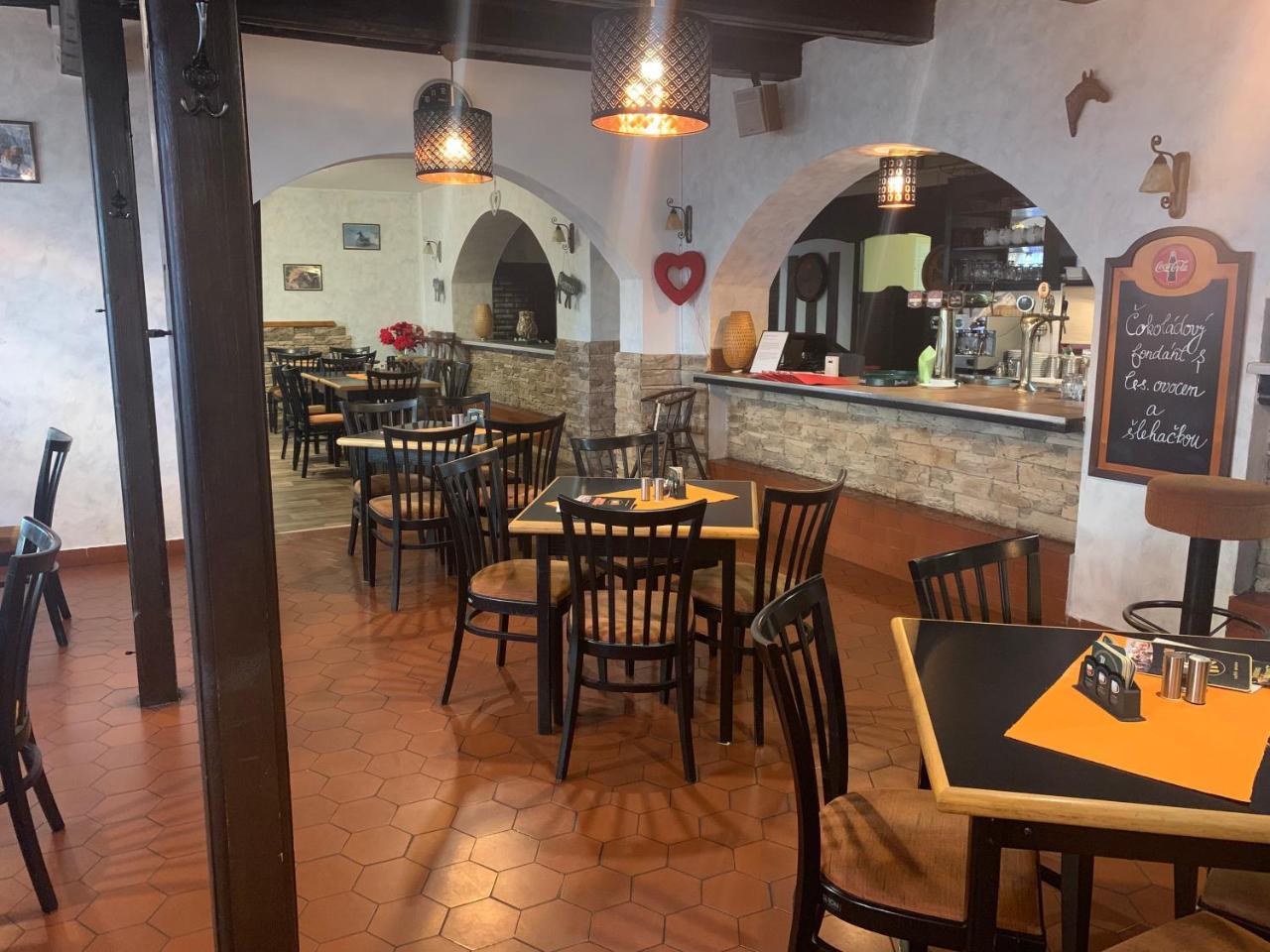 A Restaurace Na Jizdarne Maison d'hôtes