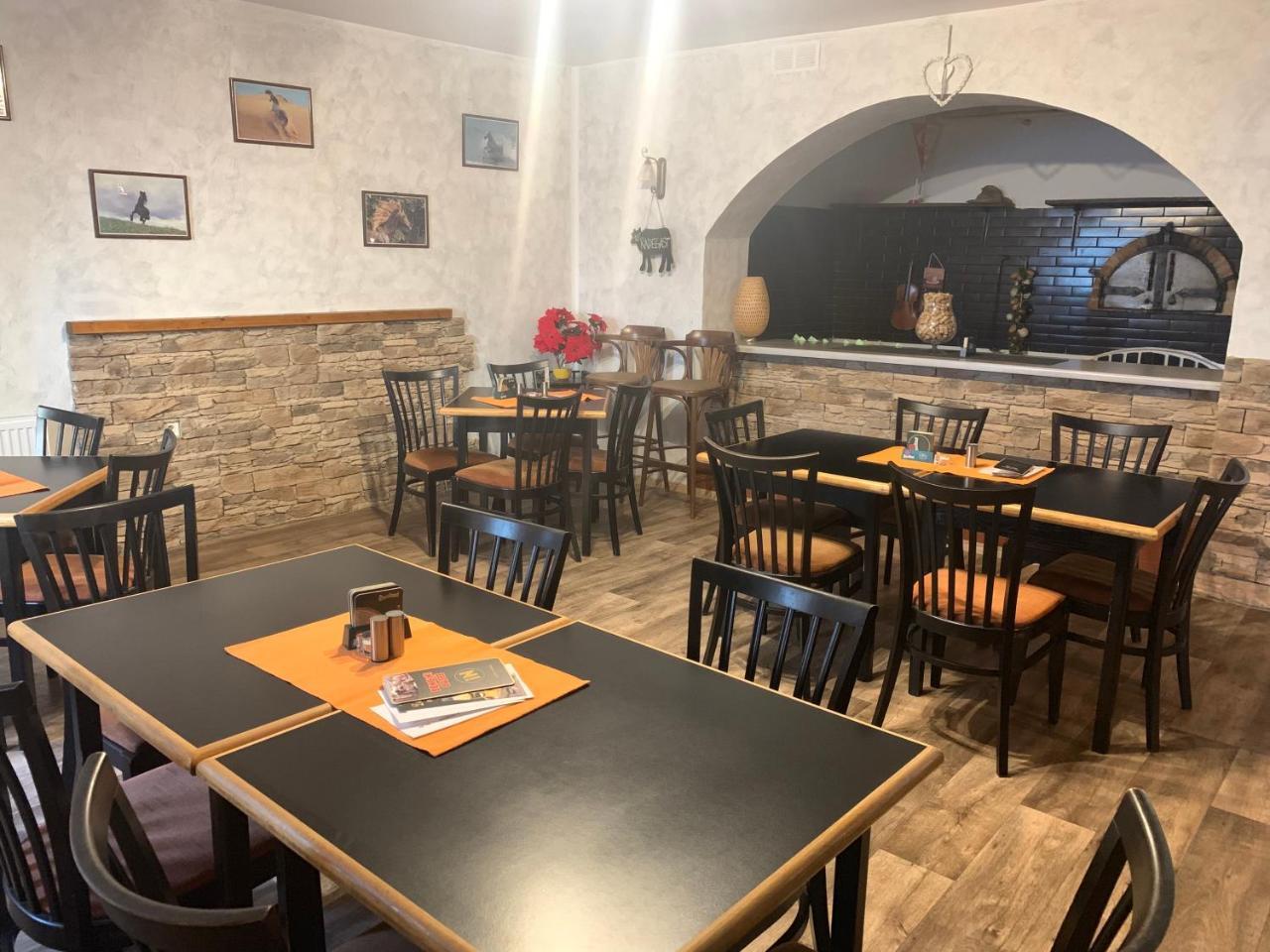 A Restaurace Na Jizdarne Kroměříž
